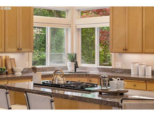 17454 BROOKHURST Ct, Lake Oswego, OR 97034