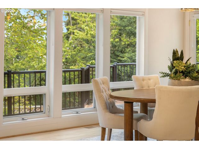 17454 BROOKHURST Ct, Lake Oswego, OR 97034