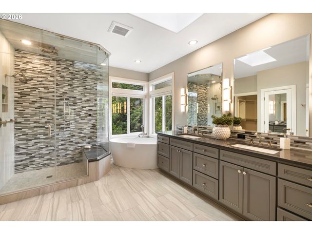 17454 BROOKHURST Ct, Lake Oswego, OR 97034