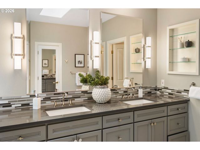 17454 BROOKHURST Ct, Lake Oswego, OR 97034