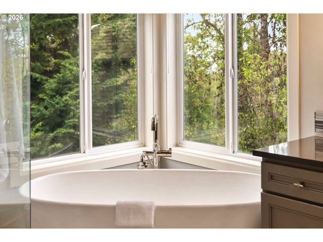 17454 BROOKHURST Ct, Lake Oswego, OR 97034