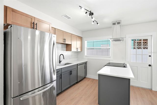 695 41ST STREET N, St Petersburg, FL 33713