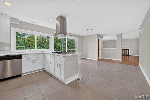 231 Renaldo Drive, Chesterfield, MO 63017