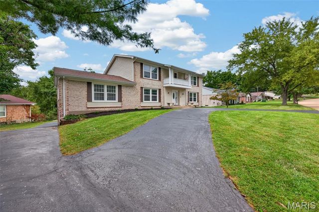 231 Renaldo Drive, Chesterfield, MO 63017