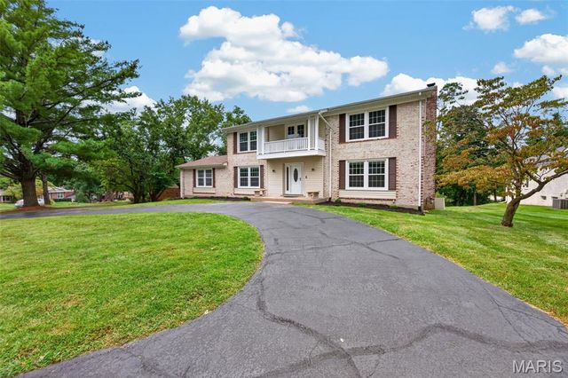 231 Renaldo Drive, Chesterfield, MO 63017