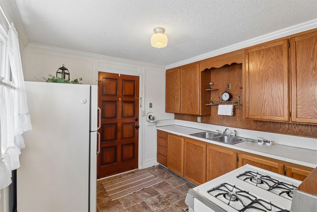 105 E Wall Avenue, Des Moines, IA 50315