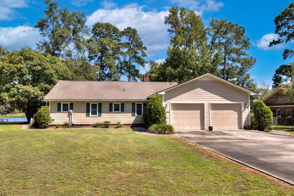 2166 Lake Shore Drive, Manning, SC 29102