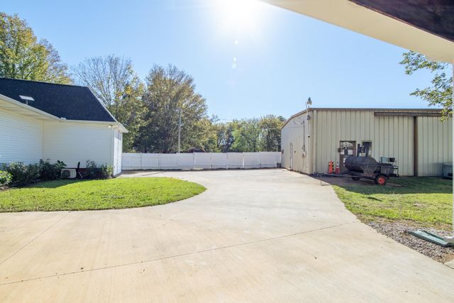635 PATTERSON RD, Savannah, TN 38372