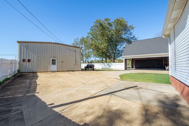 635 PATTERSON RD, Savannah, TN 38372