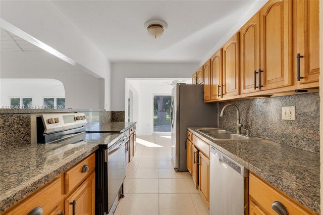 5505 Bluejack Oak Cir, Tamarac, FL 33319