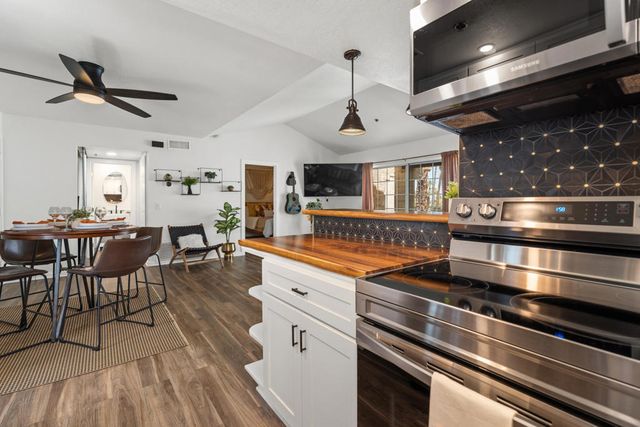 2700 Lawrence Crossley Road 105, Palm Springs, CA 92264