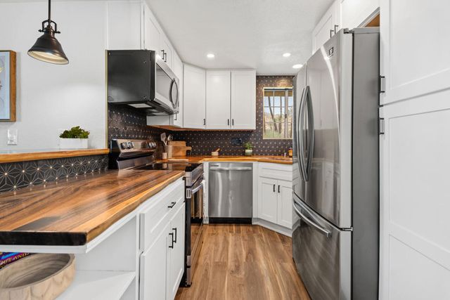2700 Lawrence Crossley Road 105, Palm Springs, CA 92264