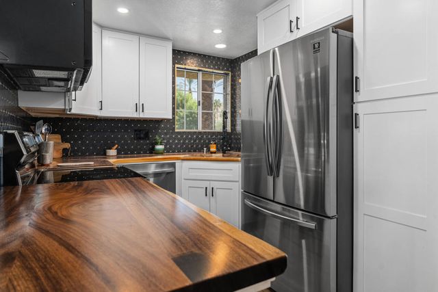 2700 Lawrence Crossley Road 105, Palm Springs, CA 92264
