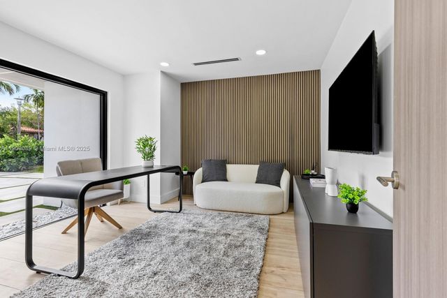 85 W Shore Dr W, Miami, FL 33133