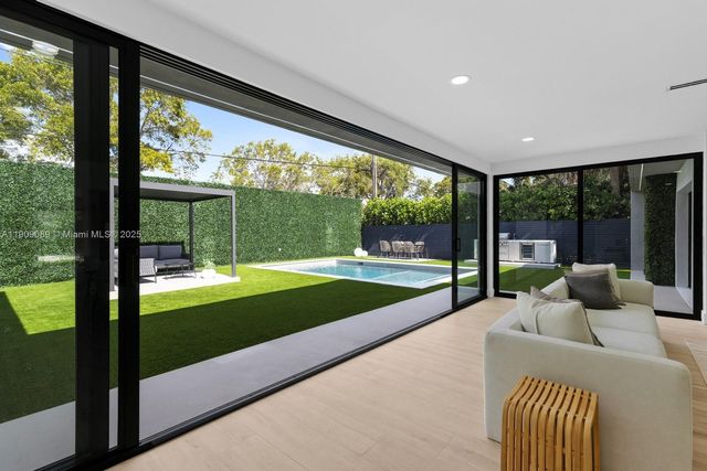 85 W Shore Dr W, Miami, FL 33133