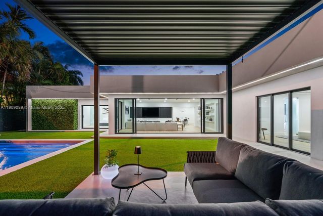 85 W Shore Dr W, Miami, FL 33133