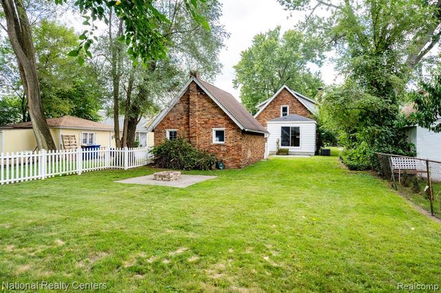 4274 Linda Court, Waterford, MI 48329