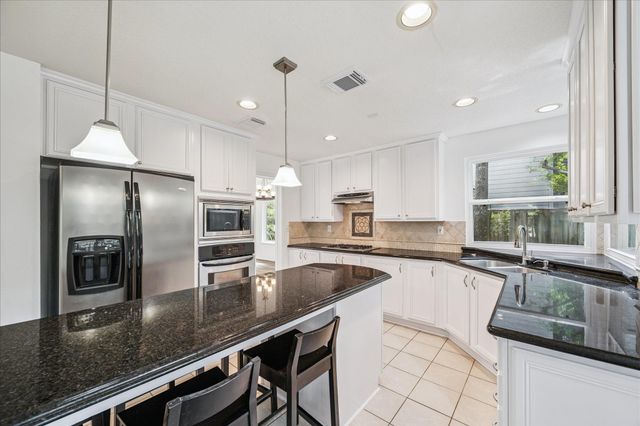 174 W Greywing Circle, The Woodlands, TX 77382