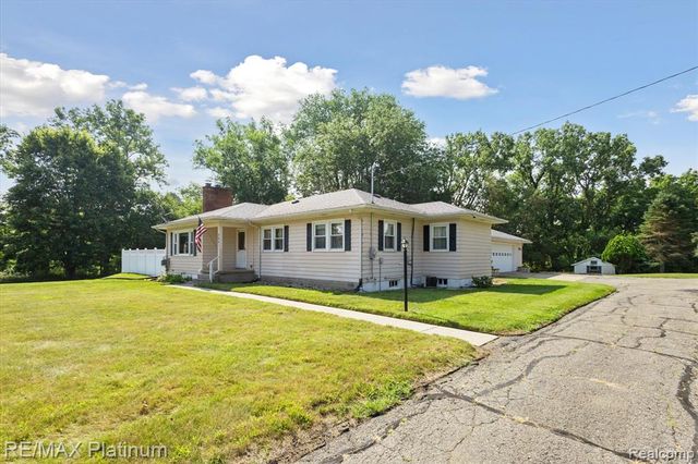 5001 Dexter Trail Road, Stockbridge, MI 49285