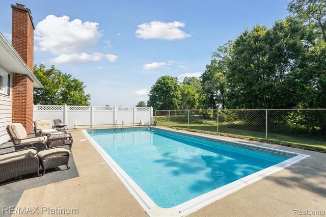 5001 Dexter Trail Road, Stockbridge, MI 49285