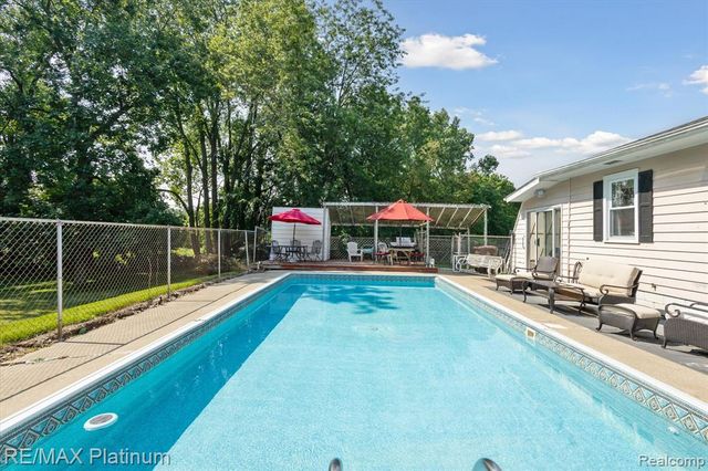 5001 Dexter Trail Road, Stockbridge, MI 49285