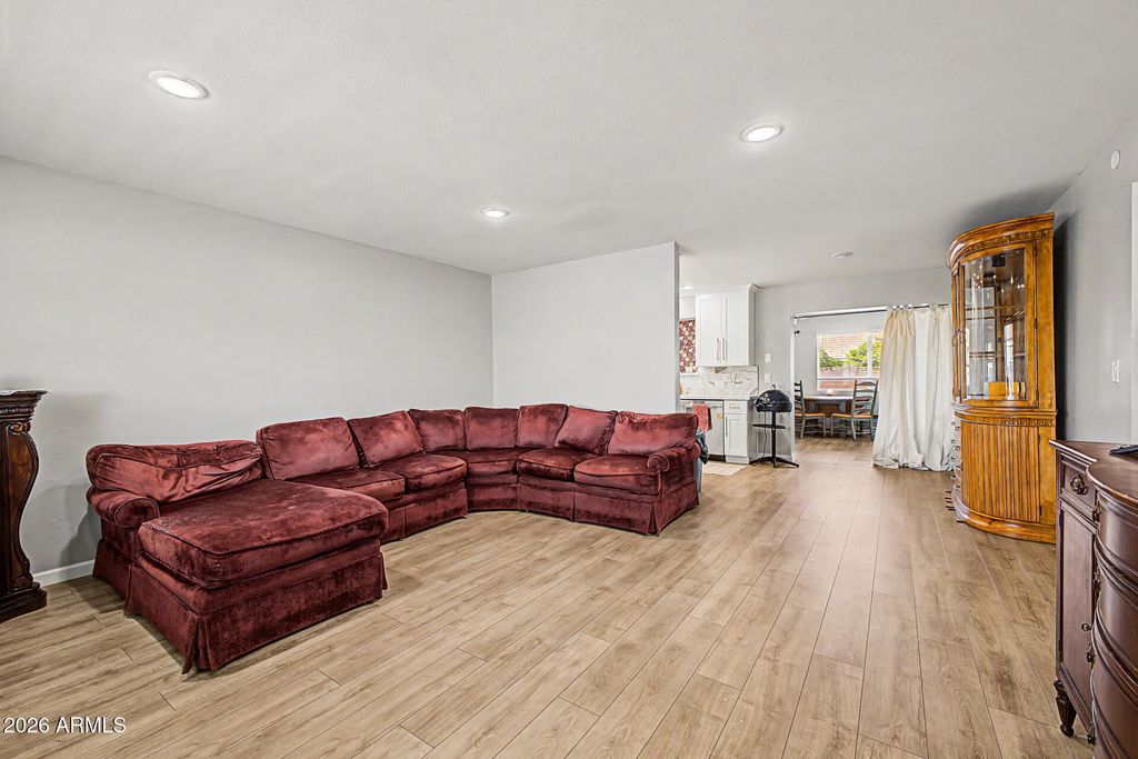 10718 W EL CAPITAN Circle, Sun City, AZ 85351 — photo 5