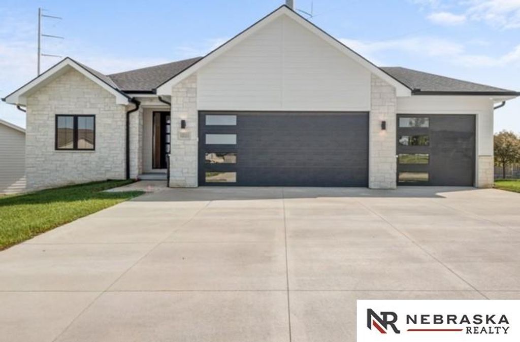10021 S 180th Avenue Circle, Omaha, NE 68136
