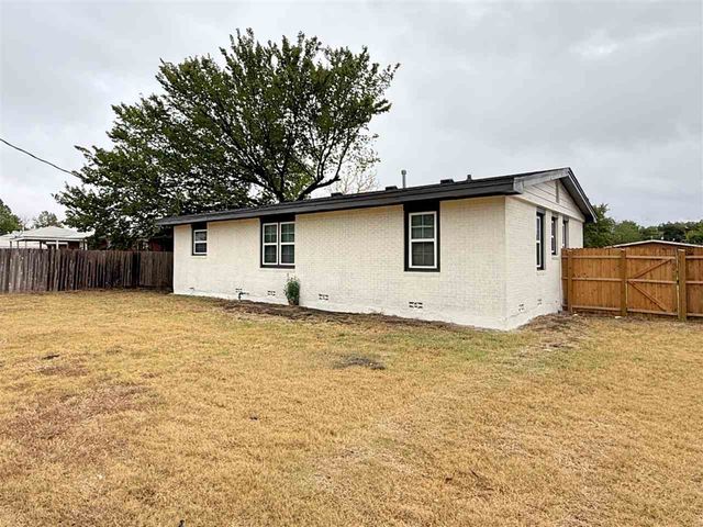 1614 NW 43rd St, Lawton, OK 73505