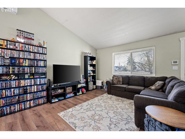 692 N 1ST St, Creswell, OR 97426