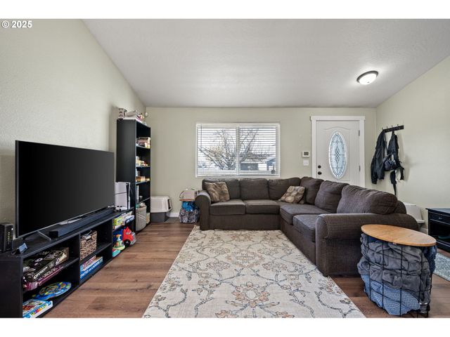 692 N 1ST St, Creswell, OR 97426