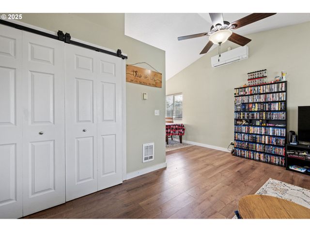 692 N 1ST St, Creswell, OR 97426