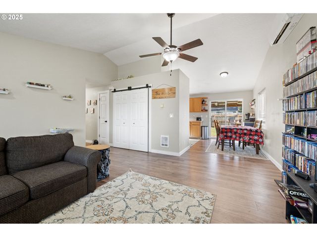 692 N 1ST St, Creswell, OR 97426