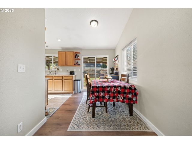 692 N 1ST St, Creswell, OR 97426