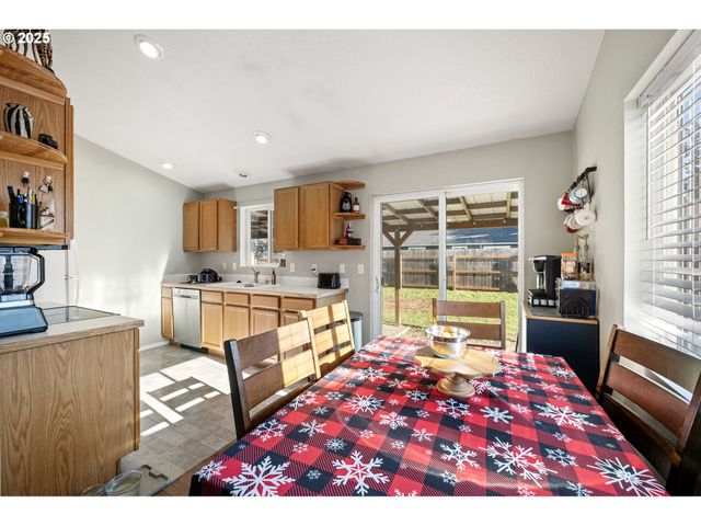 692 N 1ST St, Creswell, OR 97426