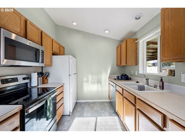 692 N 1ST St, Creswell, OR 97426