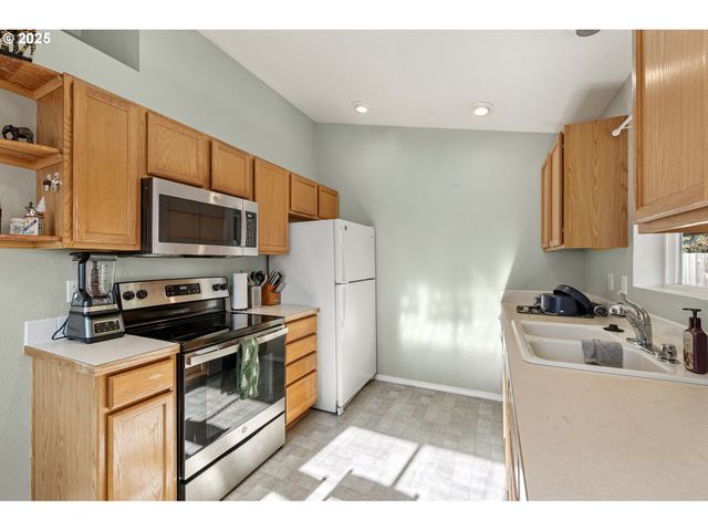 692 N 1ST St, Creswell, OR 97426