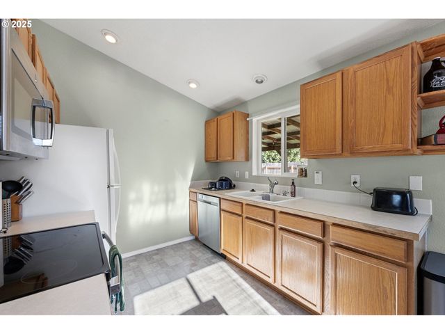 692 N 1ST St, Creswell, OR 97426