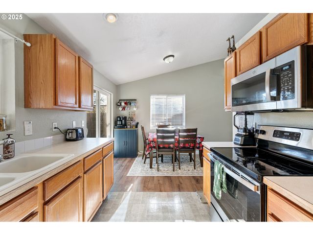 692 N 1ST St, Creswell, OR 97426