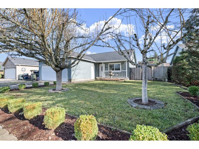 692 N 1ST St, Creswell, OR 97426