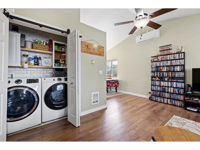 692 N 1ST St, Creswell, OR 97426