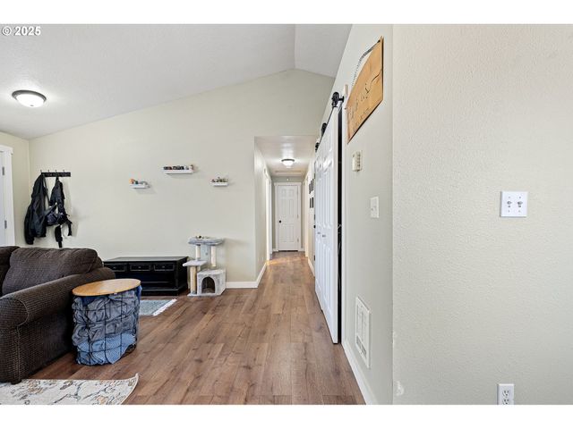 692 N 1ST St, Creswell, OR 97426