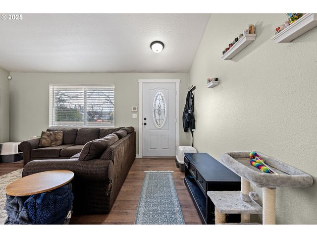 692 N 1ST St, Creswell, OR 97426