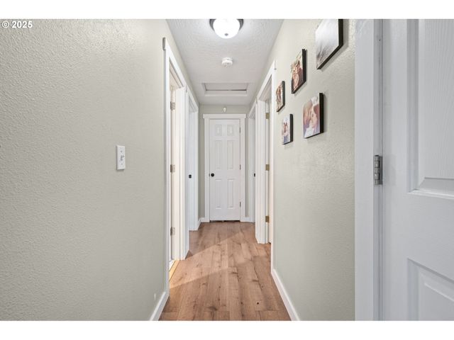 692 N 1ST St, Creswell, OR 97426