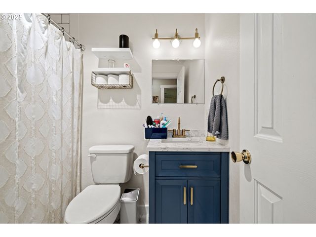 692 N 1ST St, Creswell, OR 97426