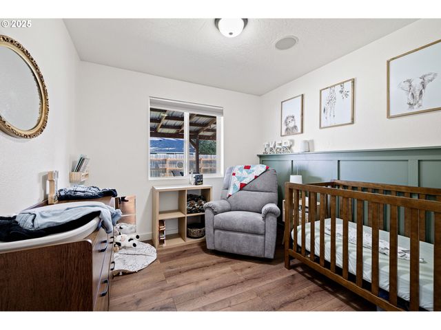 692 N 1ST St, Creswell, OR 97426