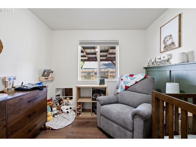 692 N 1ST St, Creswell, OR 97426