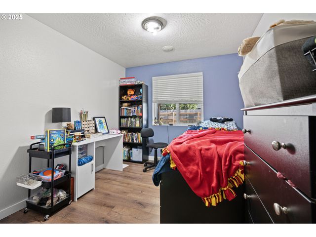 692 N 1ST St, Creswell, OR 97426