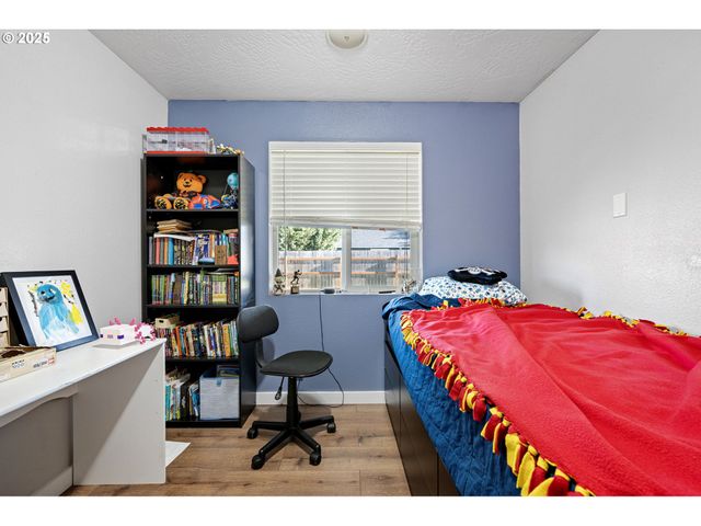 692 N 1ST St, Creswell, OR 97426