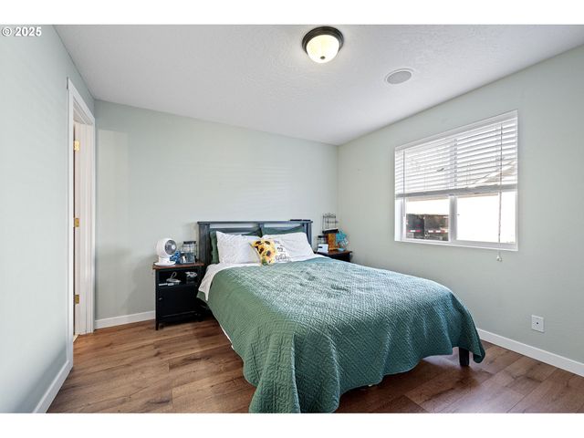 692 N 1ST St, Creswell, OR 97426