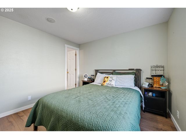 692 N 1ST St, Creswell, OR 97426